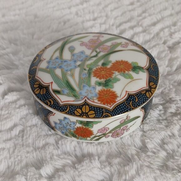Japanese Porcelain Covered Trinket Dish - Picture 6 of 6